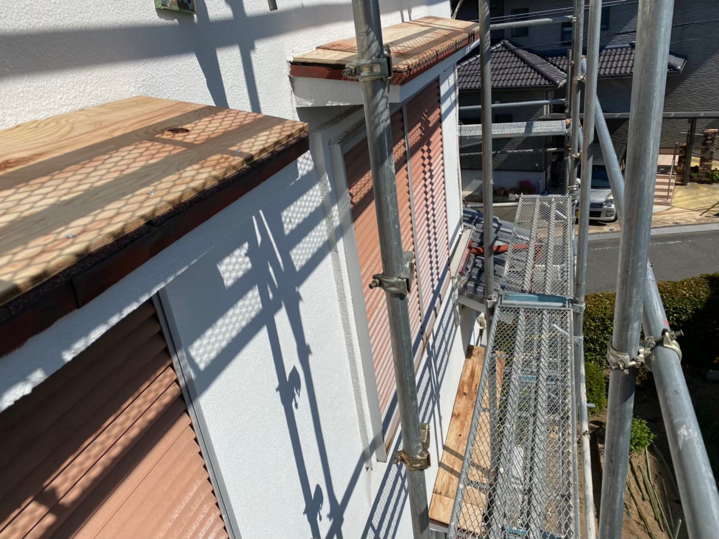 庇に野地板を重ね貼り